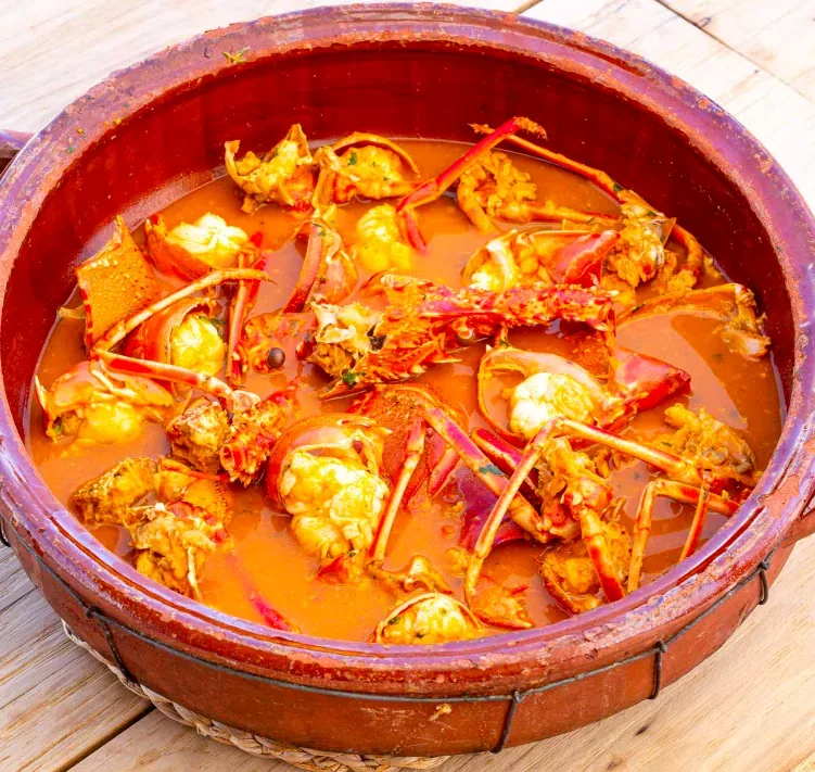 Caldereta de langosta, el plato más típico de Fornells, Menorca