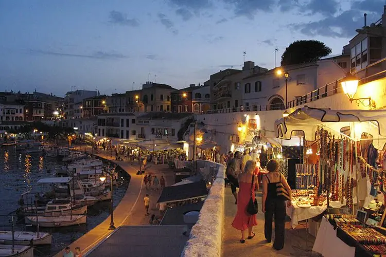 Mercado nocturno de Cales Fonts, en Es Castell, junto al puerto al atardecer