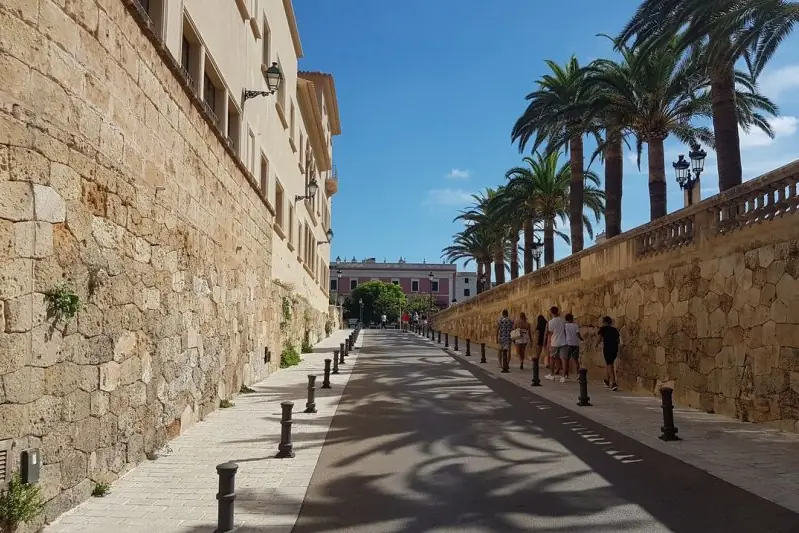 Calles de Ciutadella, escenario de su mercado nocturno y de las fiestas de verano