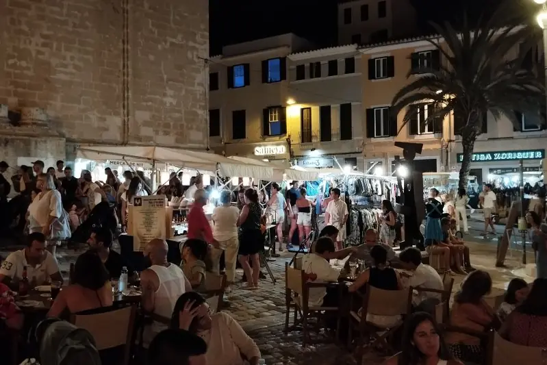 Mercat de Nit de Maó: puestos de artesanía y terrazas en verano