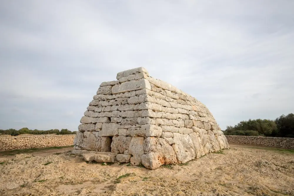 Naveta des Tudons, el monument funerari prehistòric més famós de Menorca, prop de Ciutadella