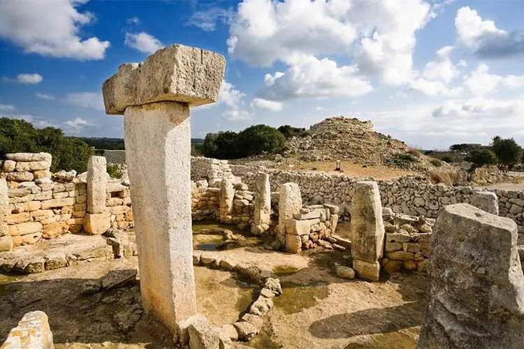 Taula de Torralba d'en Salort, un dels santuaris talaiòtics més ben conservats de Menorca