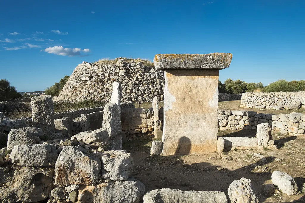 Taula de Trepucó, poblat talaiòtic a les portes de Maó, Menorca