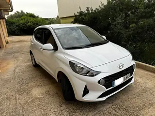 Hyundai i10 white, front three-quarter view