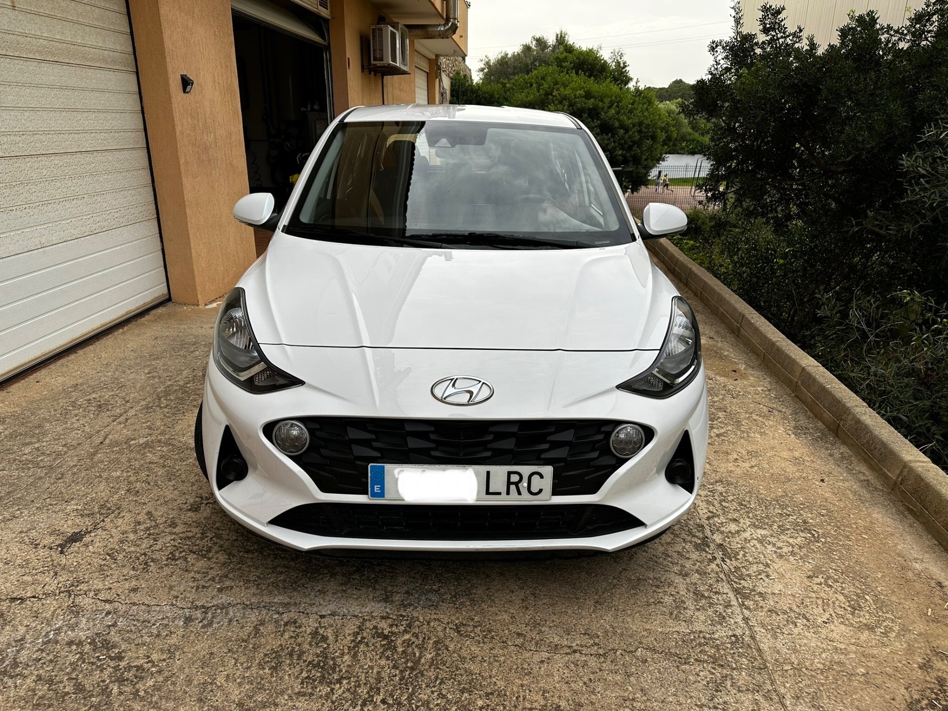 Hyundai i10 blanco, vista frontal