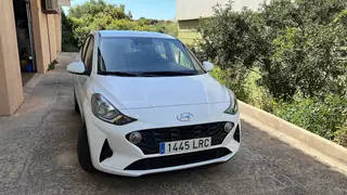 Hyundai i10 white, overall exterior view