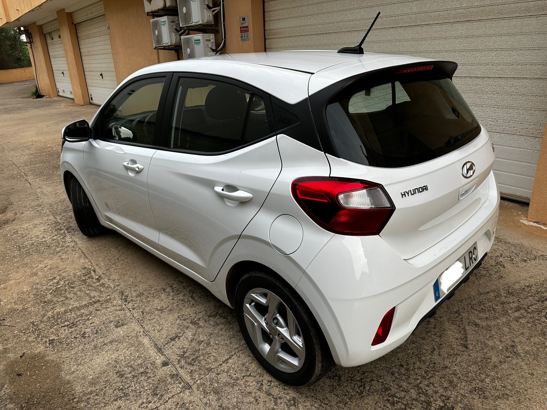 Hyundai i10 blanco, vista trasera lateral