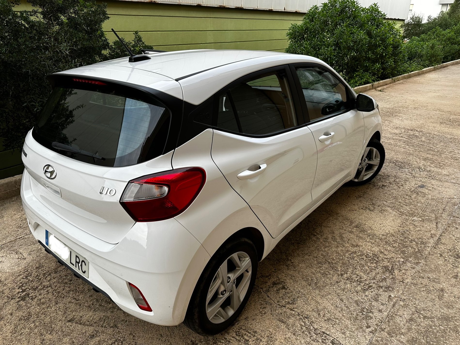 Hyundai i10 blanco, vista trasera tres cuartos