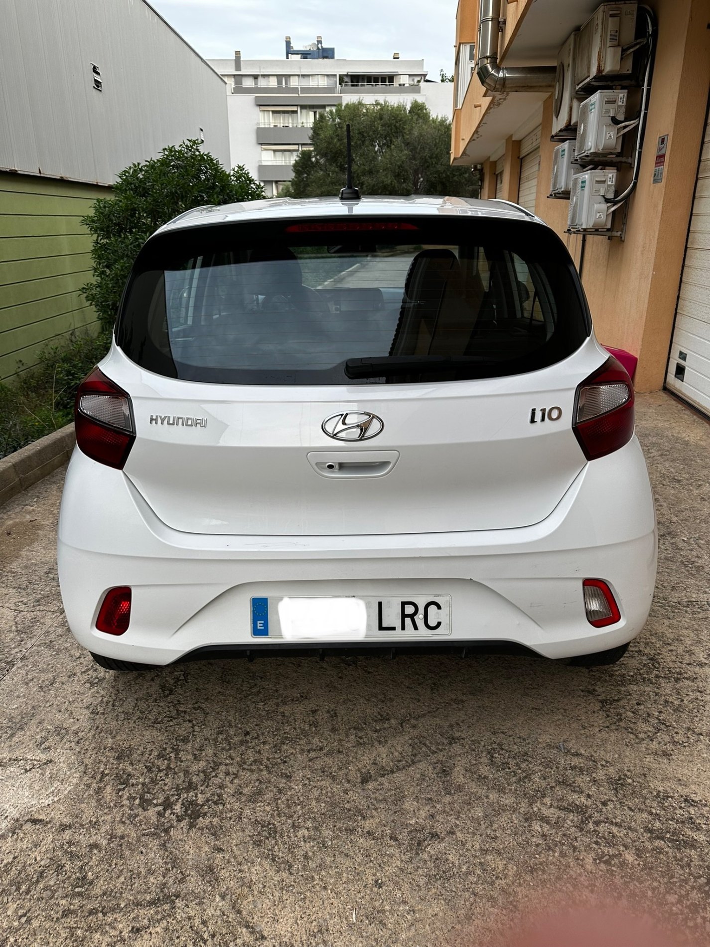 Hyundai i10 blanco, vista trasera