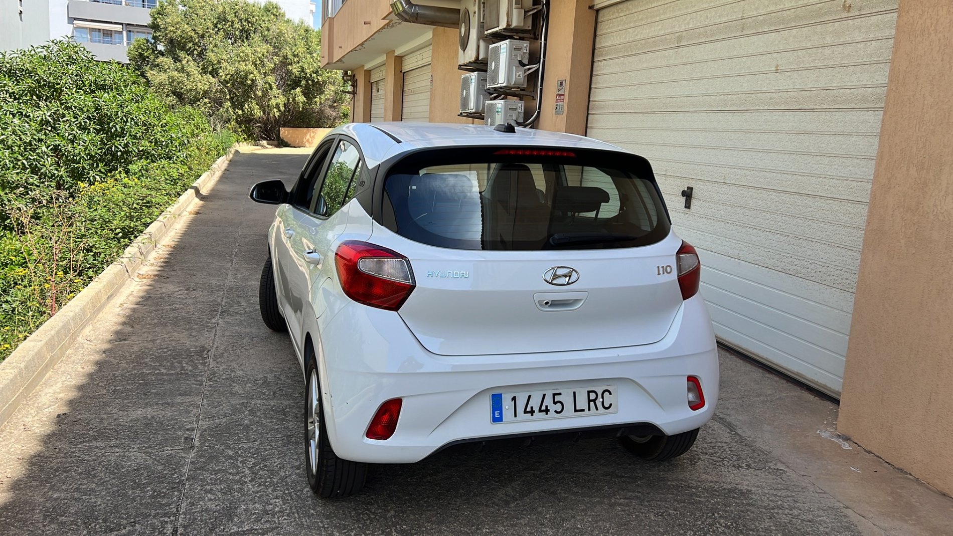 Hyundai i10 blanco, vista trasera general