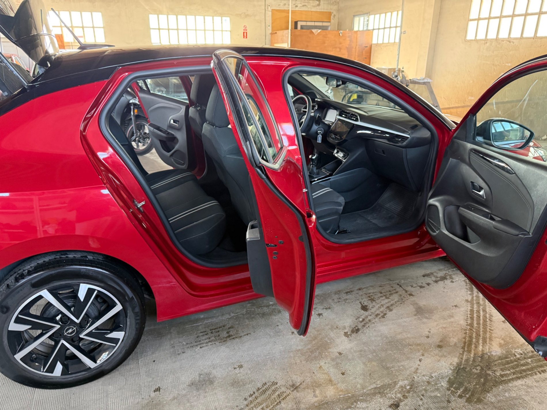 Opel Corsa GS con las puertas abiertas
