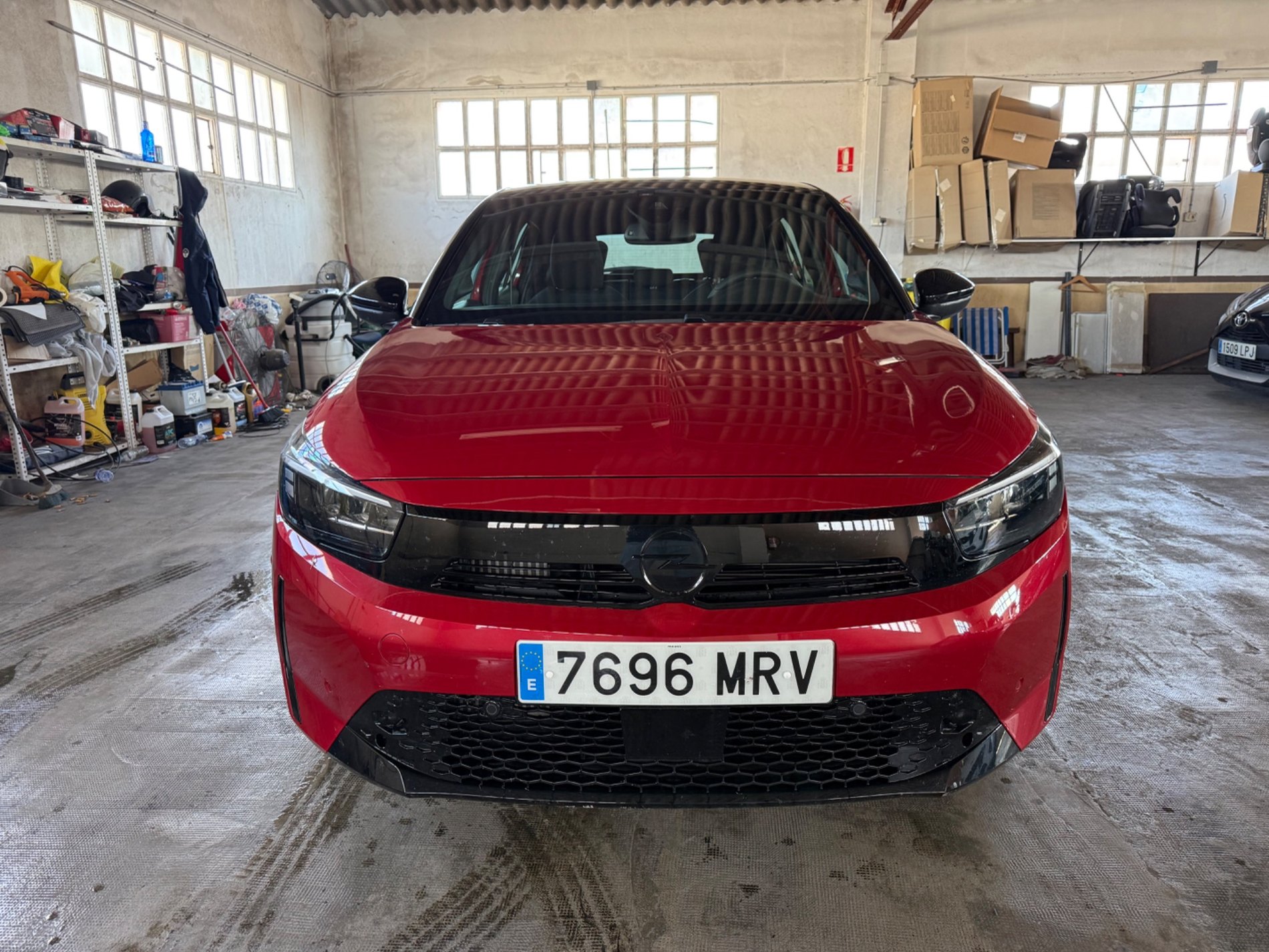 Opel Corsa GS rojo, vista frontal