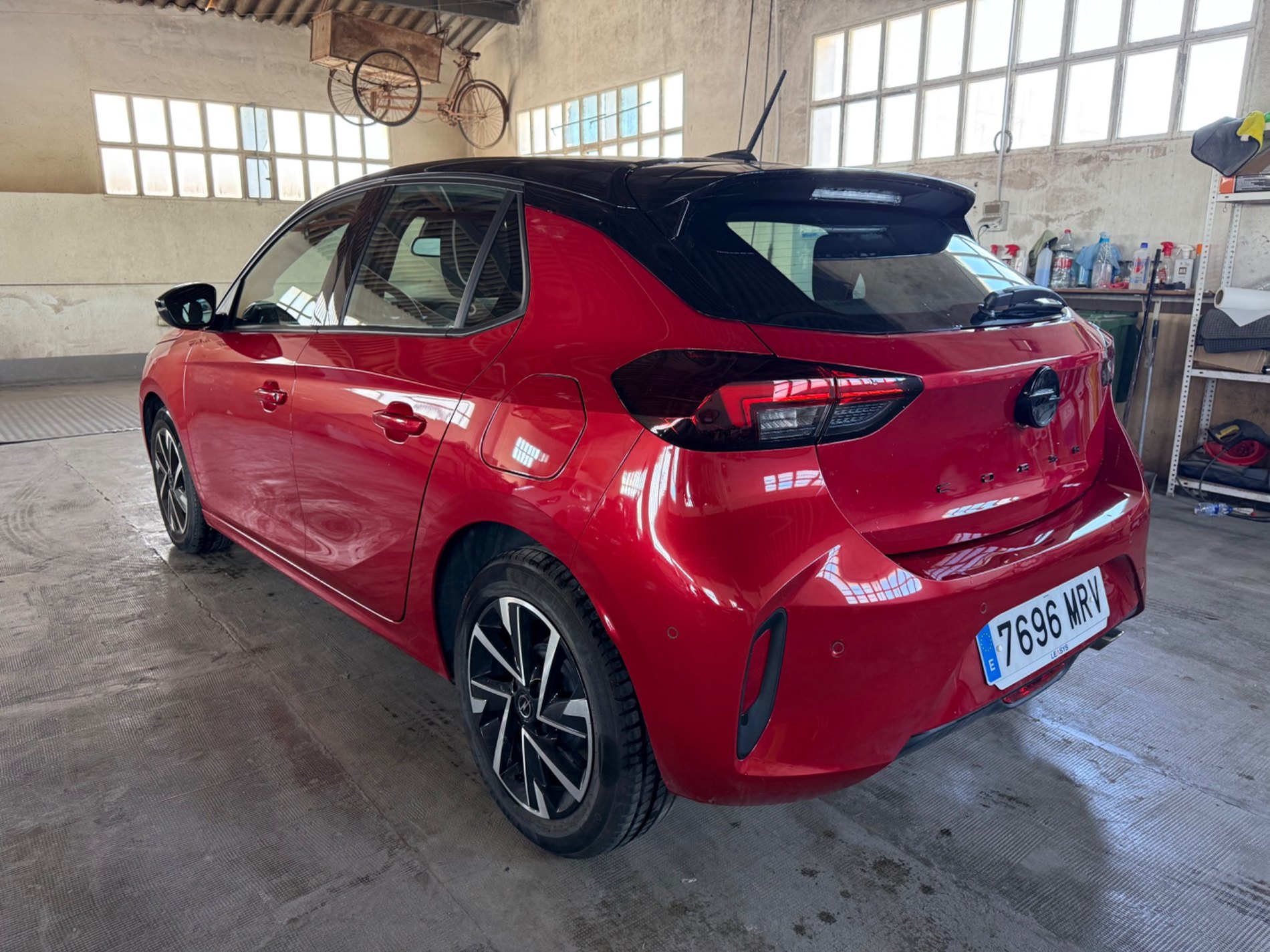 Opel Corsa GS rojo, vista trasera tres cuartos izquierda