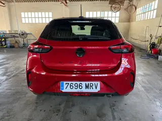 Opel Corsa GS rojo, vue arrière