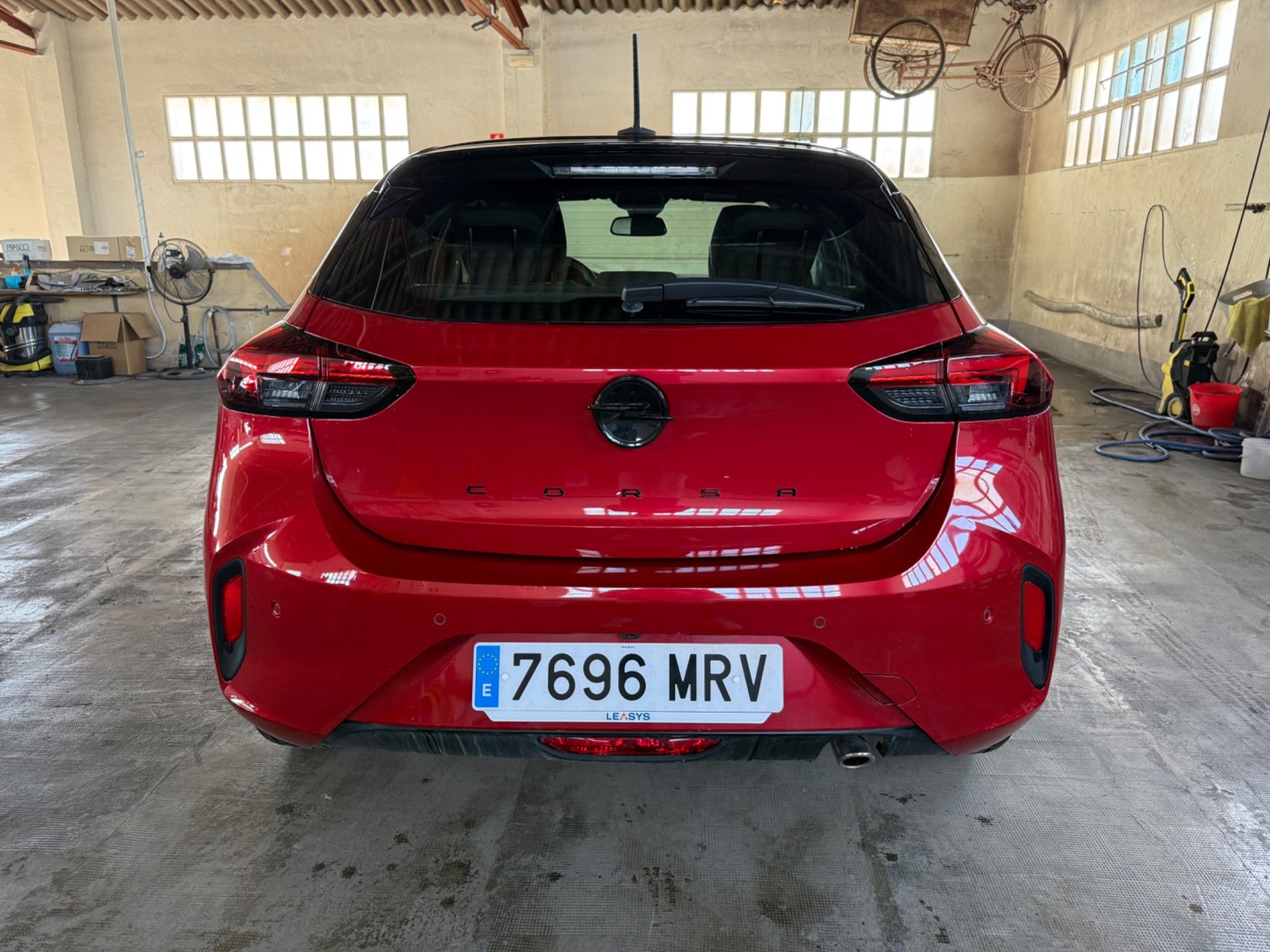 Opel Corsa GS rojo, vista trasera