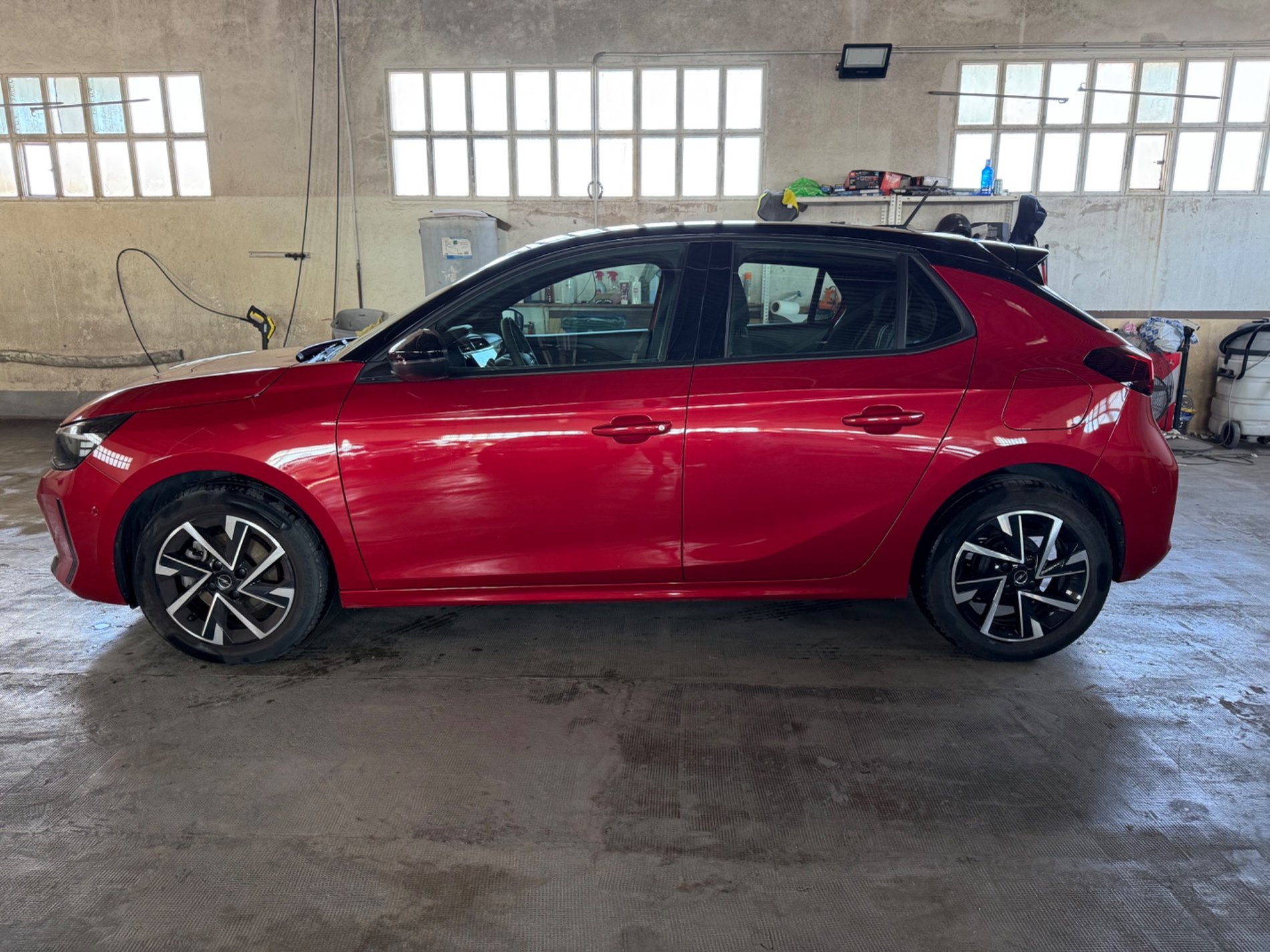 Opel Corsa GS rojo, vista lateral izquierda
