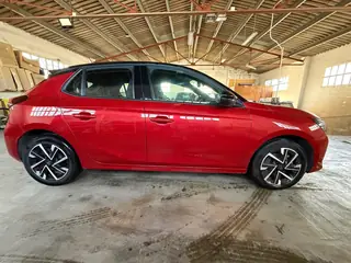 Opel Corsa GS rojo, vue latérale droite