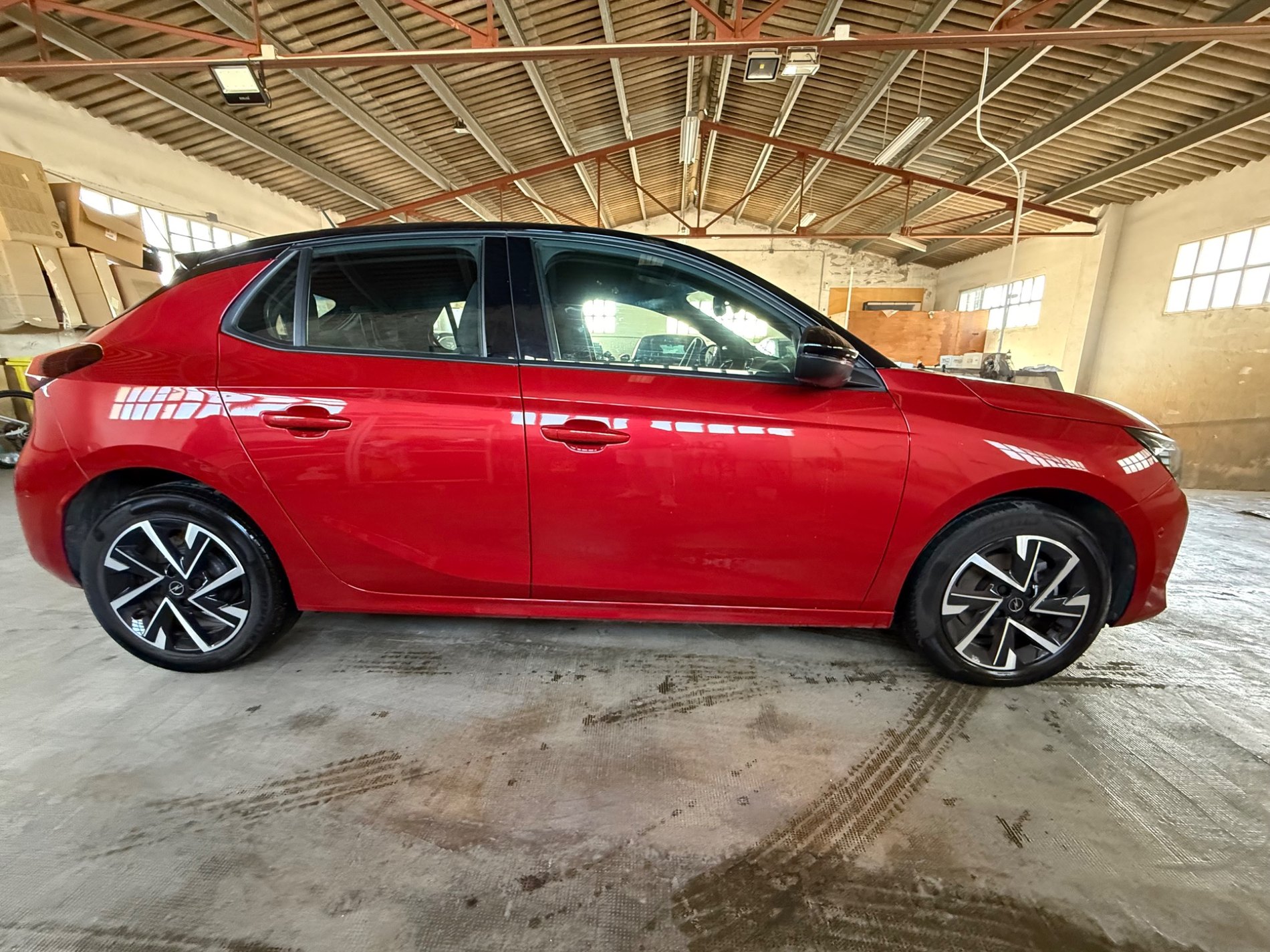 Opel Corsa GS rojo, vista lateral derecha