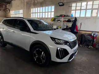 Peugeot 2008 automatica bianca, vista anteriore sinistra