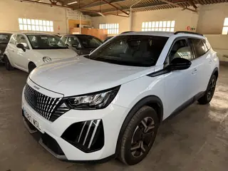 Peugeot 2008 automatica bianca, vista anteriore destra