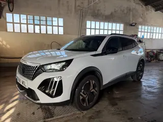 Peugeot 2008 automatica bianca, vista anteriore destra con luci accese