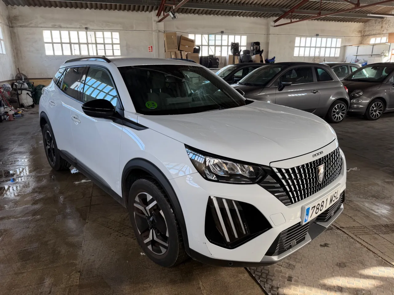 Peugeot 2008 automatica bianca, vista anteriore tre quarti
