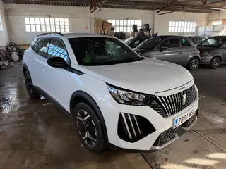 Peugeot 2008 automatica bianca, vista anteriore tre quarti