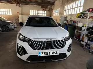 Peugeot 2008 automatica bianca, frontale con targa visibile