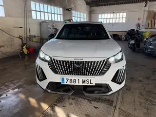 Peugeot 2008 automatica bianca, vista frontalee con luci accese
