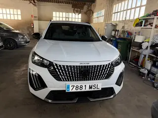 Peugeot 2008 automatica bianca, vista frontalee ravvicinata