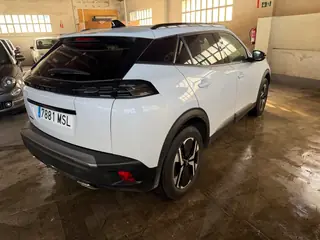 Peugeot 2008 automatica bianca, vista posteriore tre quarti