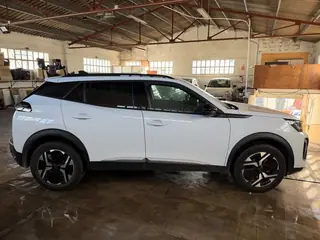 Peugeot 2008 automatica bianca, profilo laterale